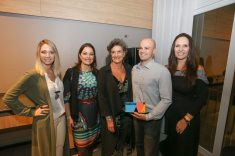 As arquitetas Simone Volpi Zoller, Luize Bussi com a diretora da CASACOR Paraná, Marina Nessi e os arquitetos Renato Sabadin e Clarice Volpi.