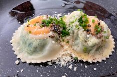 Raviolli com gema de ovo caipira, ricota, espinafre e tartufo triTato.