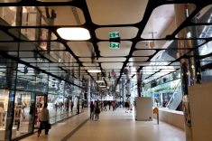 Holanda: o interior do prédio frontal  da estação central foi transformado em bares, restaurantes e shopping
