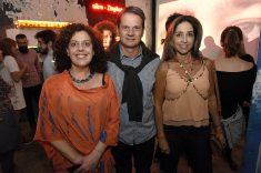 A sócia da Soma Galeria de Arte Malu Meyer, a diretora-presidente do Museu Oscar Niemeyer Juliana Vosnika e seu esposo Marcelo.