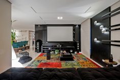 No home theater de 30m², som, acústica e design são perfeitos para agradar em cheio os moradores que adoram cinema.