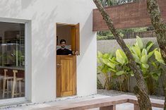 Na cozinha, a porta mexicana de duas folhas funciona como janela e passagem.