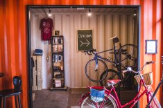 A oficina para bicicletas sugere o público alvo do café. Boa parte da decoração gira em torno de bicicletas.