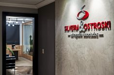 No corredor que leva à empresa o efeito do cimento queimado junto à logo.