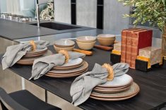 A mesa de Dia dos Pais assinada pelo arquiteto Jayme Bernardo valorizou o cinza, branco, tons de madeira e fibras naturais