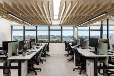 Escritório com mesas reguláveis Daten - As mesas reguláveis são especificadas conforme o projeto e a rotina de cada empresa, favorecendo conforto e ergonomia.