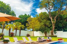 A piscina recebeu revestimento cerâmico Laguna Cobalto (Incepa) e o deck é de pinus autoclavado