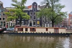 Holanda: as casas barcos também chamam atenção. Elas foram criadas para ser uma alternativa economicamente mais viável do que as casas tradicionais. Agora proibidas, somente as que já existiam permaneceram