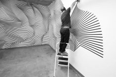 Darel Carey, um artista de tape art que usa ilusão de ótica.