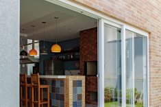 A janela com folha tripla (Weiku) permite maior integração entre espaço gourmet e jardim, além de proporcionar excelente conforto térmico e acústico