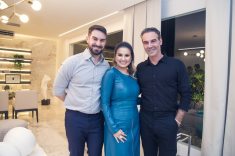 Os arquitetos Leonardo Mueller e Samara Barbosa com o designer de interiores Marcos Soares