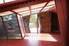 Para simular um acampamento permanente, Wright projetou os tetos originais usando apenas lona de algodão esticada e madeira, posteriormente substituída por placas de acrílico.