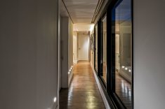 No corredor, que leva aos dormitórios dos filhos, piso vinílico (Ruffino Acabamentos) e uma janela com vista para o jardim