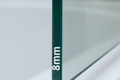 Para boxes, o vidro temperado de 8 mm é a especificação mais utilizada atualmente.