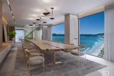 A sala de jantar com projeto que prevê mesa para 18 pessoas e vista total da praia.
