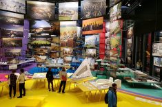 Dinamarca: Na exposição, há uma foto do arquiteto dinamarquês Bjarke Ingels, o fundador e sócio criativo do BIG. Ele é mundialmente conhecido por desafiar as convenções e dimensões da arquitetura tradicional