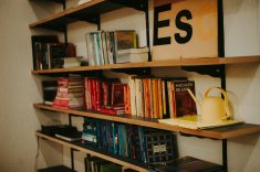 A biblioteca da esc. e seus livros organizados por cores