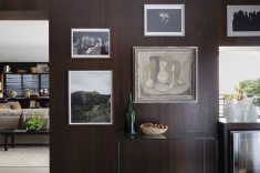 Entre os destaques da coleção de arte estão as fotografias de Nair Benedicto, Claudia Andujar e Caio Reisewitz.