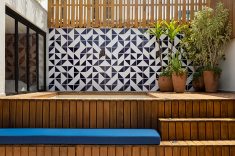 A integração entre os ambientes faz da piscina uma extensão natural da área social.