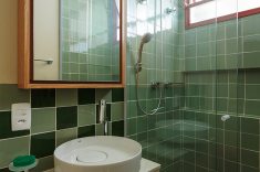 No banheiro das crianças foi instalada a cuba Design D4 que tem um efeito visual de elevação