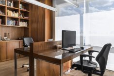 O escritório é feito com a mesma madeira na adega