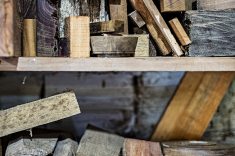 As madeiras com diversas formas e de diferentes espécies podem resultar numa peça única, em um encaixe ou detalhe exclusivo