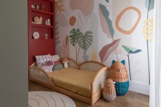 Elementos decorativos são uma forma inteligente de trazer identidade ao quarto sem depender de temas ou personagens que envelhecem rapidamente.
