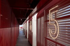O vermelho, cor institucional da Virgin, se destaca em todos os espaços 